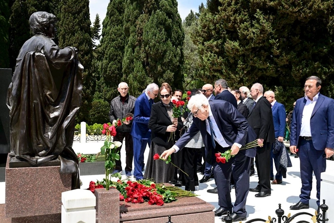 Mədəniyyət xadimləri və mədəniyyət naziri Fəxri xiyabanda Ulu Öndərin məzarını ziyarət etdi — FOTOLAR