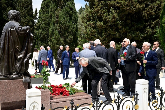 Mədəniyyət xadimləri və mədəniyyət naziri Fəxri xiyabanda Ulu Öndərin məzarını ziyarət etdi — FOTOLAR