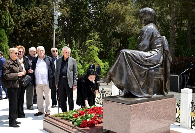 Mədəniyyət xadimləri və mədəniyyət naziri Fəxri xiyabanda Ulu Öndərin məzarını ziyarət etdi — FOTOLAR