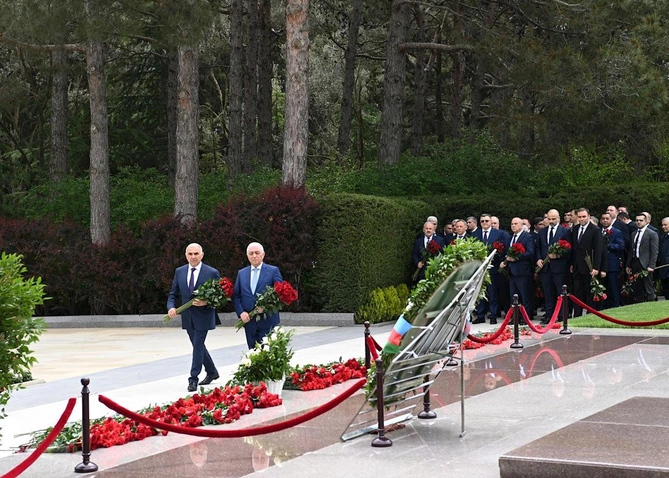 “AzərEnerji” və “Azərişıq” kollektivləri Ulu Öndərin məzarını ziyarət ediblər — FOTOLAR