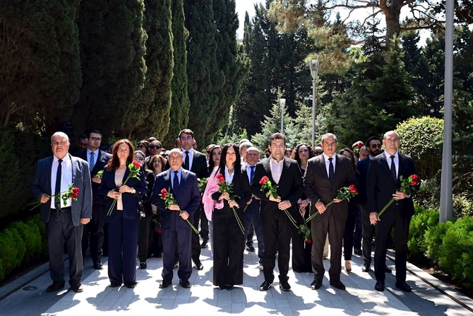 Mədəniyyət Nazirliyinin kollektivi Ümummilli Liderin məzarını ziyarət etdi — FOTOLAR Mədəniyyət Nazirliyinin kollektivi Ümummilli Liderin məzarını ziyarət etdi — FOTOLAR