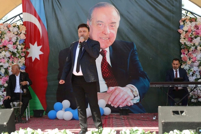 Hacıqabulda Ümummilli Lider Heydər Əliyevin anadan olmasının 103-cü ildönümünə həsr olunmuş konsert proqramı keçirildi — FOTOLAR Hacıqabulda Ümummilli Lider Heydər Əliyevin anadan olmasının 103-cü ildönümünə həsr olunmuş konsert proqramı keçirildi — FOTOLAR
