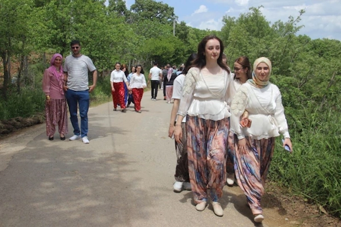 Ər axtarmaq üçün yüzlərlə kənd qızı o küçəyə axın etdi — FOTOLAR Ər axtarmaq üçün yüzlərlə kənd qızı o küçəyə axın etdi — FOTOLAR