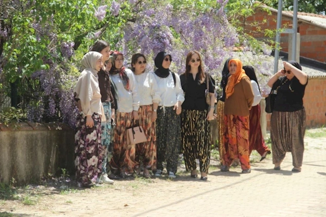 Ər axtarmaq üçün yüzlərlə kənd qızı o küçəyə axın etdi — FOTOLAR Ər axtarmaq üçün yüzlərlə kənd qızı o küçəyə axın etdi — FOTOLAR