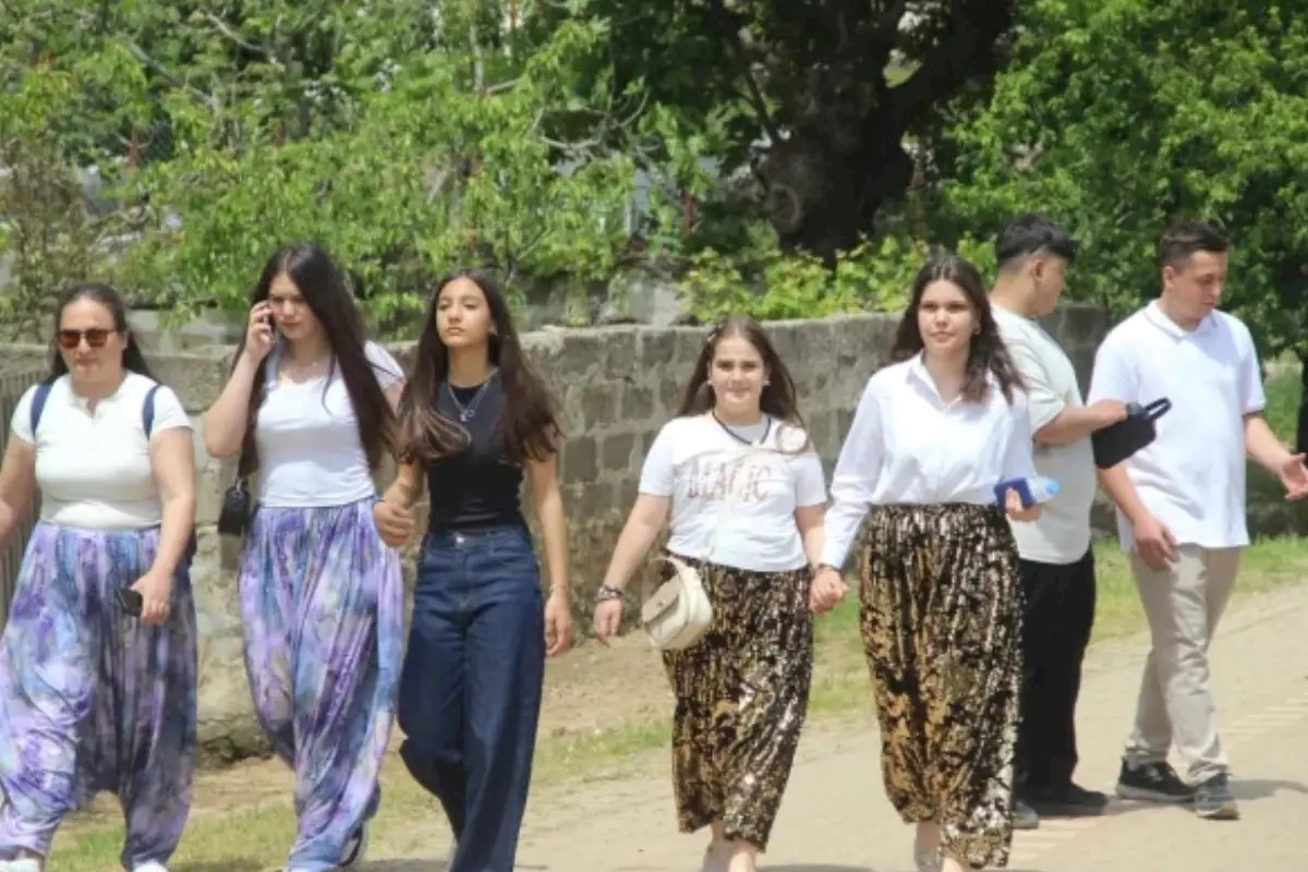 Ər axtarmaq üçün yüzlərlə kənd qızı o küçəyə axın etdi — FOTOLAR