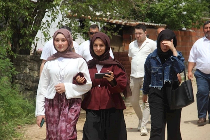 Ər axtarmaq üçün yüzlərlə kənd qızı o küçəyə axın etdi — FOTOLAR Ər axtarmaq üçün yüzlərlə kənd qızı o küçəyə axın etdi — FOTOLAR