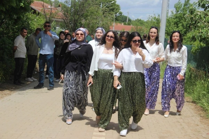 Ər axtarmaq üçün yüzlərlə kənd qızı o küçəyə axın etdi — FOTOLAR Ər axtarmaq üçün yüzlərlə kənd qızı o küçəyə axın etdi — FOTOLAR