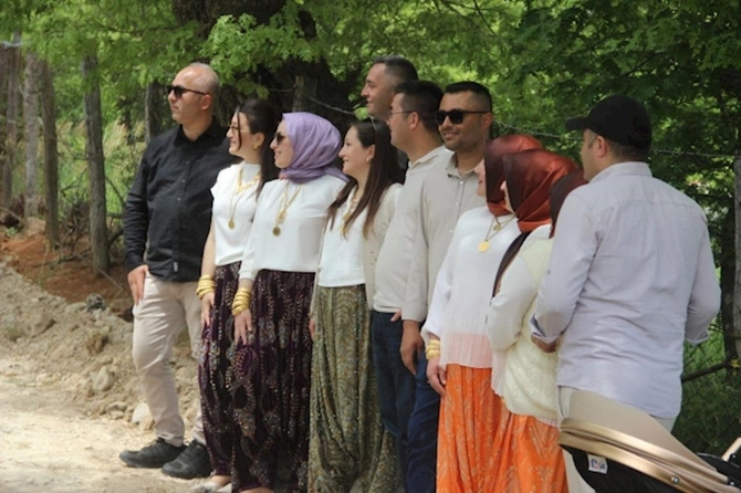 Ər axtarmaq üçün yüzlərlə kənd qızı o küçəyə axın etdi — FOTOLAR Ər axtarmaq üçün yüzlərlə kənd qızı o küçəyə axın etdi — FOTOLAR