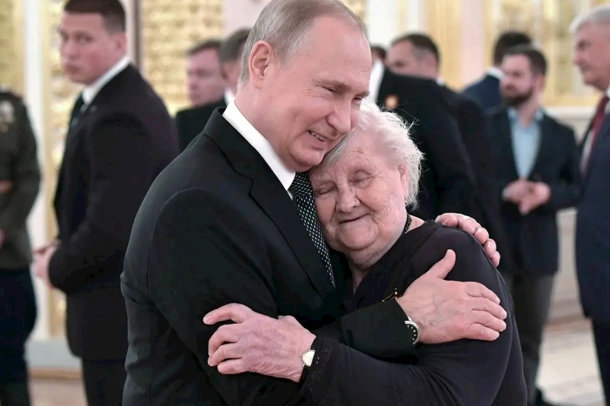 Putin ilk müəllimi ilə Kremldə şam etdi