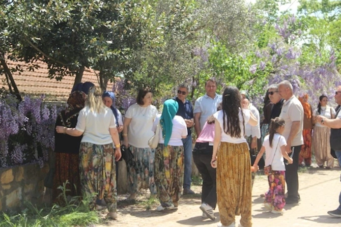 Ər axtarmaq üçün yüzlərlə kənd qızı o küçəyə axın etdi — FOTOLAR Ər axtarmaq üçün yüzlərlə kənd qızı o küçəyə axın etdi — FOTOLAR