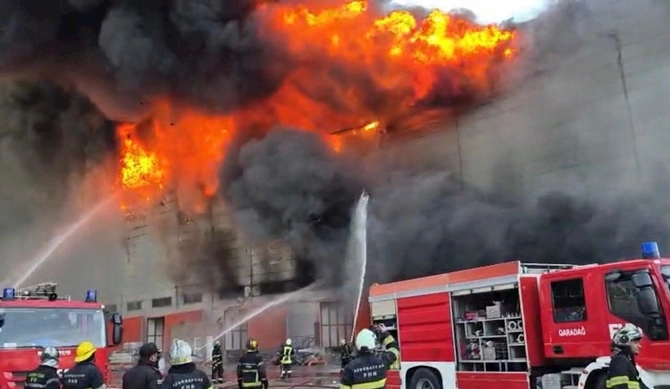 Yanğının söndürülməsinə helikopterlər cəlb edildi — CANLI/FOTOLAR