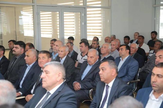 Salyanın icra başçısı kənd camaatı ilə görüşdü — FOTOLAR