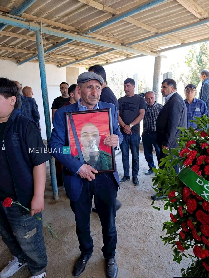 Hüseyn iki bacının tək qardaşı imiş — FOTOLAR Hüseyn iki bacının tək qardaşı imiş — FOTOLAR