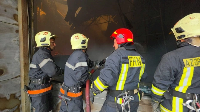 Yanğının söndürülməsinə helikopterlər cəlb edildi — CANLI/FOTOLAR