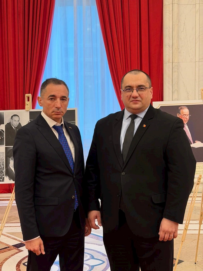 Rumıniya senatında Heydər Əliyevin anadan olmasının 103-cü ildönümü münasibətilə tədbir keçirilib — FOTOLAR Rumıniya senatında Heydər Əliyevin anadan olmasının 103-cü ildönümü münasibətilə tədbir keçirilib — FOTOLAR
