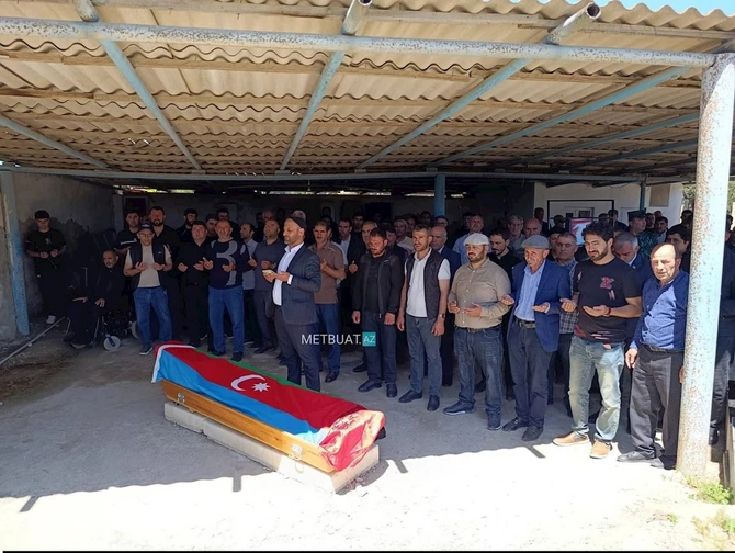 Hüseyn iki bacının tək qardaşı imiş — FOTOLAR Hüseyn iki bacının tək qardaşı imiş — FOTOLAR