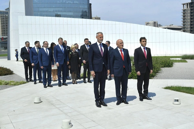 Slovakiya Milli Şurasının sədri Zəfər parkını ziyarət edib — FOTOLAR Slovakiya Milli Şurasının sədri Zəfər parkını ziyarət edib — FOTOLAR