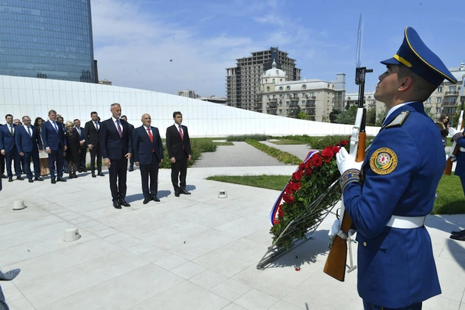 Slovakiya Milli Şurasının sədri Zəfər parkını ziyarət edib — FOTOLAR Slovakiya Milli Şurasının sədri Zəfər parkını ziyarət edib — FOTOLAR