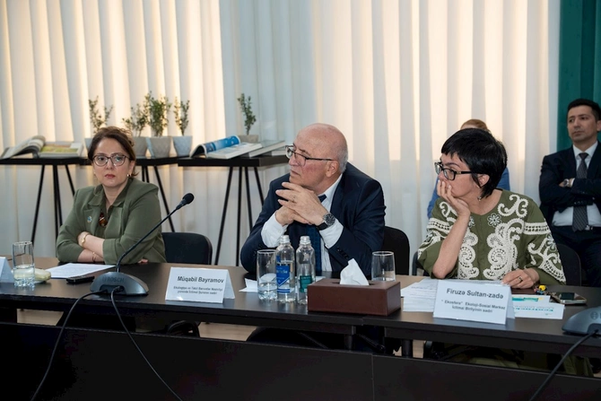 “Şəhərlərdə dayanıqlı həyat tərzinin və ictimai iştirakın formalaşmasında ekoloji maarifləndirmənin rolu” mövzusu müzakirə olundu — FOTOLAR