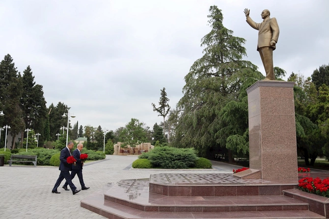 Zaur Mikayılov Naftalan şəhərində vətəndaşlarla görüşdü — FOTOLAR