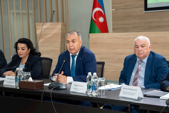 “Şəhərlərdə dayanıqlı həyat tərzinin və ictimai iştirakın formalaşmasında ekoloji maarifləndirmənin rolu” mövzusu müzakirə olundu — FOTOLAR