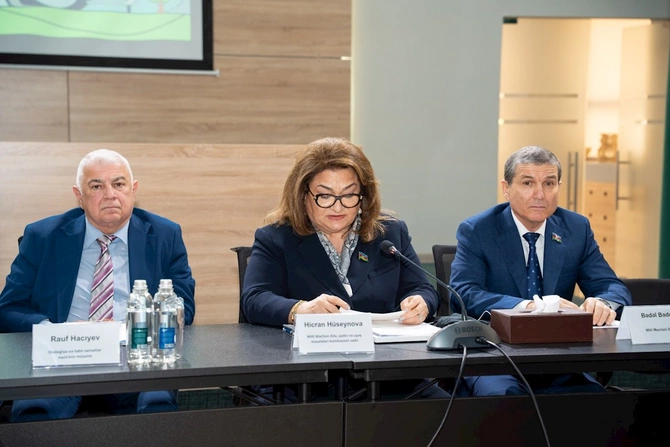 “Şəhərlərdə dayanıqlı həyat tərzinin və ictimai iştirakın formalaşmasında ekoloji maarifləndirmənin rolu” mövzusu müzakirə olundu — FOTOLAR