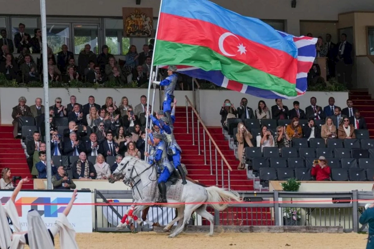 Böyük Britaniya kralı III Çarlz Qarabağ atlarının şousunu izləyib