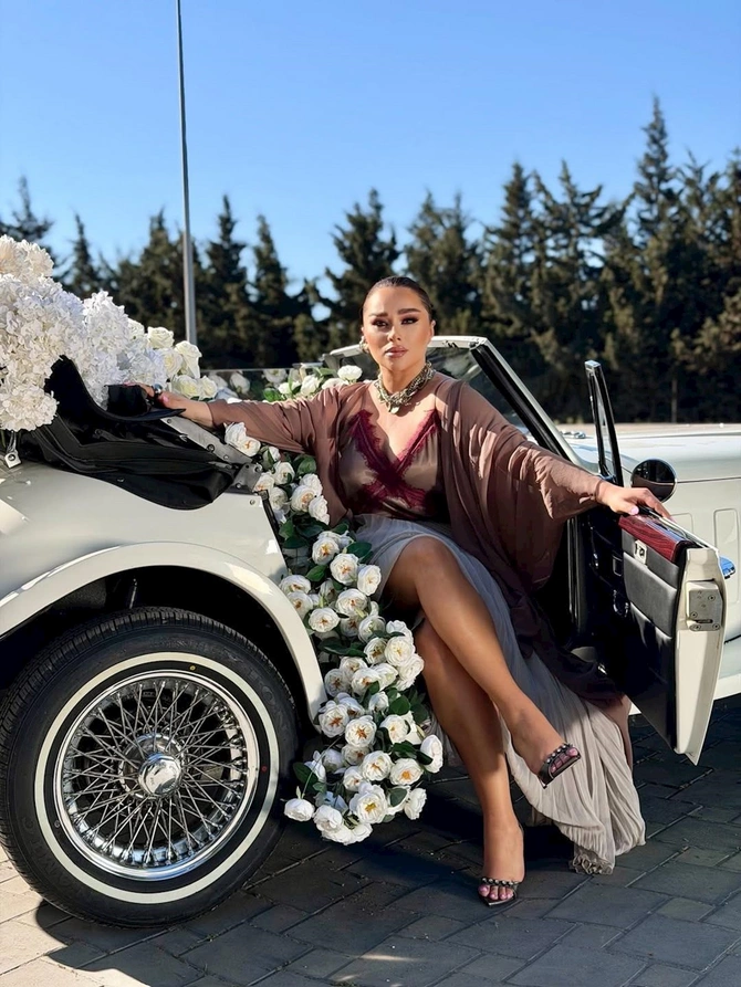 Xatirə gəlin maşınında fotosessiya etdirdi — FOTOLAR