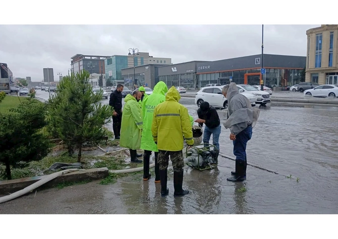 Yağışlarla əlaqədar Bakı Şəhər İcra Hakimiyyəti intensiv iş rejimindədir — FOTOLAR