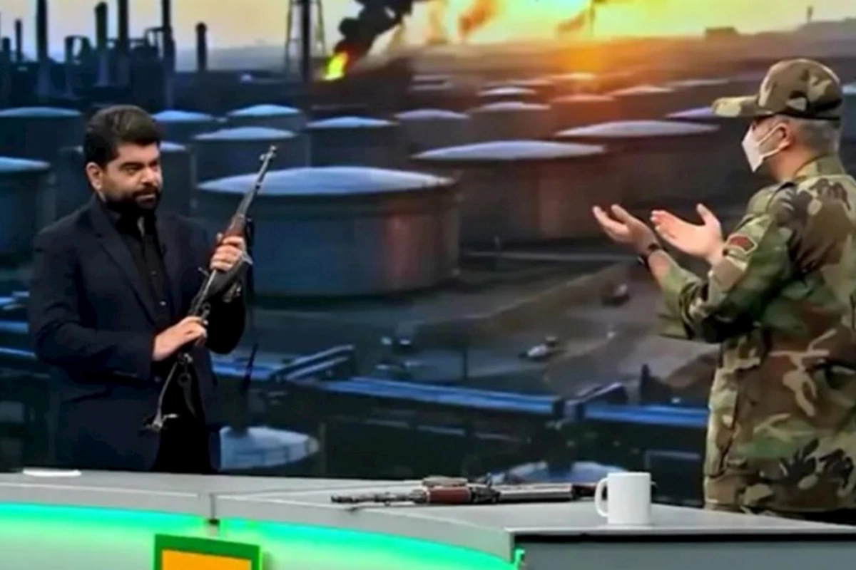 Aparıcı canlı yayımda “Kalaşnikov”dan atəş açdı — VİDEO