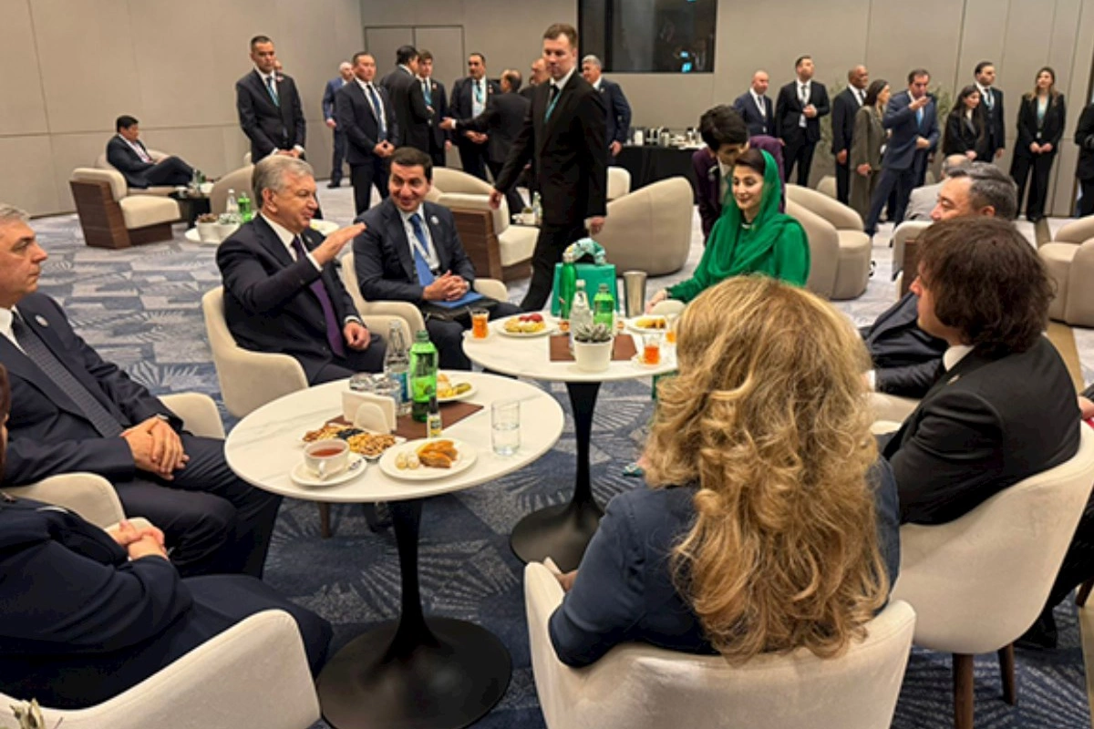 Bakıda liderlərlə çay süfrəsindən foto paylaşdı