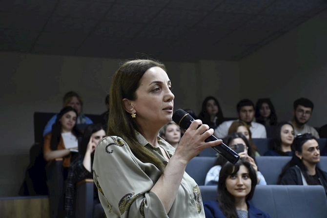 Qarabağ Universitetində tələbələr xalq artisti Fəxrəddin Manafovla görüşdü — FOTOLAR Qarabağ Universitetində tələbələr xalq artisti Fəxrəddin Manafovla görüşdü — FOTOLAR