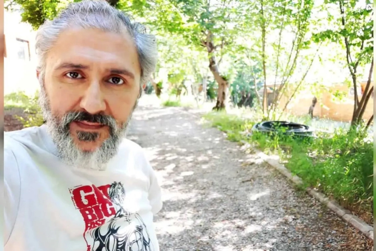 Azərbaycanlı rejissor maşını bərk sürənləri təhqir etdi