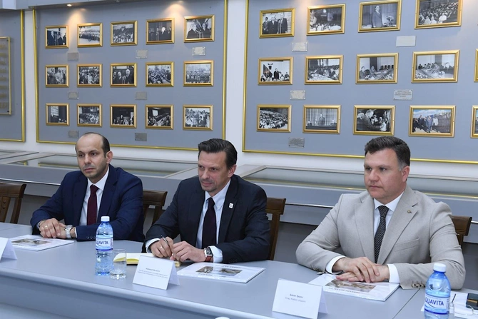 Dövlət Komitəsində AzQAC və IFRC Azərbaycan nümayəndəliyinin əməkdaşları ilə görüş keçirilib — FOTOLAR Dövlət Komitəsində AzQAC və IFRC Azərbaycan nümayəndəliyinin əməkdaşları ilə görüş keçirilib — FOTOLAR