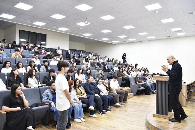 Qarabağ Universitetində tələbələr xalq artisti Fəxrəddin Manafovla görüşdü — FOTOLAR Qarabağ Universitetində tələbələr xalq artisti Fəxrəddin Manafovla görüşdü — FOTOLAR