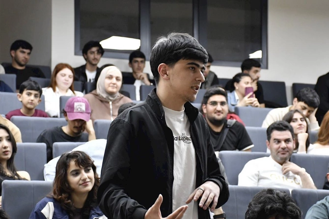 Qarabağ Universitetində tələbələr xalq artisti Fəxrəddin Manafovla görüşdü — FOTOLAR Qarabağ Universitetində tələbələr xalq artisti Fəxrəddin Manafovla görüşdü — FOTOLAR