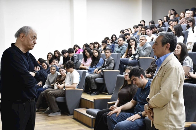 Qarabağ Universitetində tələbələr xalq artisti Fəxrəddin Manafovla görüşdü — FOTOLAR Qarabağ Universitetində tələbələr xalq artisti Fəxrəddin Manafovla görüşdü — FOTOLAR