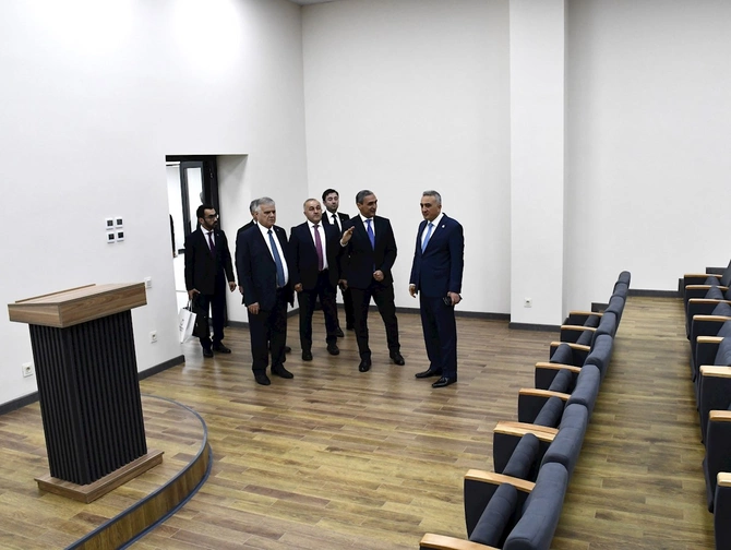 Vəkillər Kollegiyasının nümayəndə heyəti Qarabağ Universitetində olub — FOTOLAR Vəkillər Kollegiyasının nümayəndə heyəti Qarabağ Universitetində olub — FOTOLAR