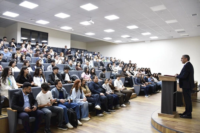 Qarabağ Universitetində tələbələr xalq artisti Fəxrəddin Manafovla görüşdü — FOTOLAR Qarabağ Universitetində tələbələr xalq artisti Fəxrəddin Manafovla görüşdü — FOTOLAR