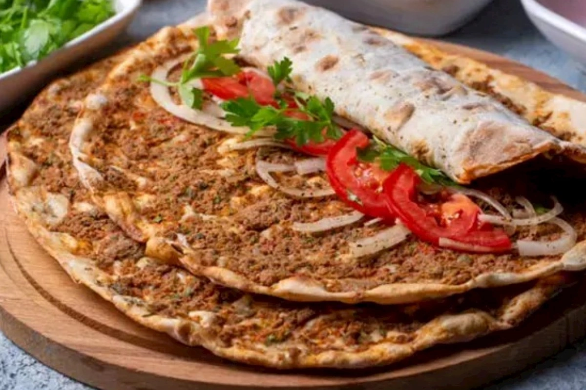 Ev şəraitində asan lahmacun resepti: Xəmiri xırt-xırt olur