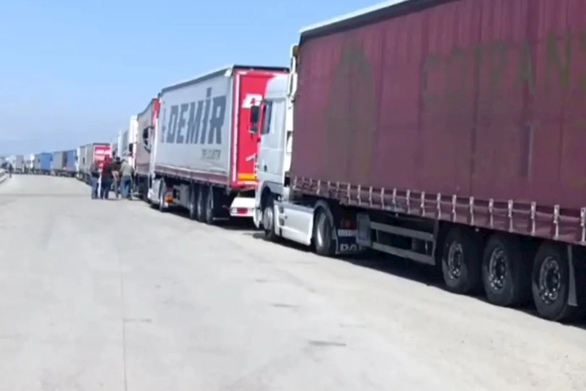 500-dən çox “tır” gömrükdə gözləyir — Sürücülərdən şikayət (VİDEO)