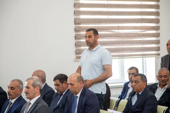 İcra başçısı kənddə səyyar qəbul keçirdi — FOTOLAR İcra başçısı kənddə səyyar qəbul keçirdi — FOTOLAR