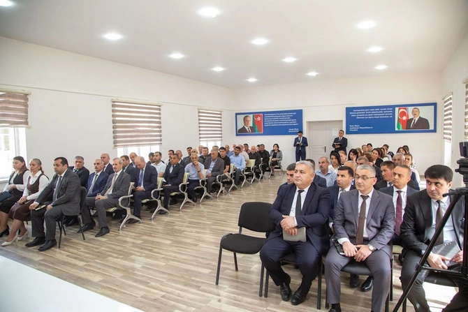 İcra başçısı kənddə səyyar qəbul keçirdi — FOTOLAR İcra başçısı kənddə səyyar qəbul keçirdi — FOTOLAR