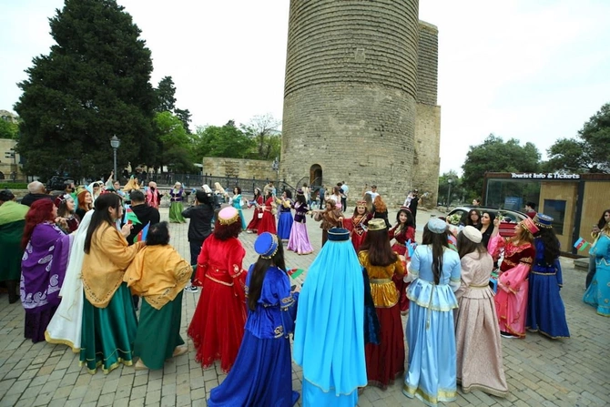 Milli geyimlərdə maraqlı yürüş — FOTOLAR