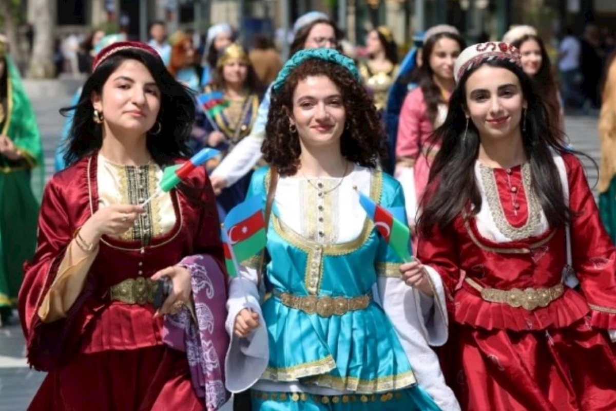 Milli geyimlərdə maraqlı yürüş — FOTOLAR
