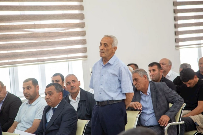 İcra başçısı kənddə səyyar qəbul keçirdi — FOTOLAR İcra başçısı kənddə səyyar qəbul keçirdi — FOTOLAR