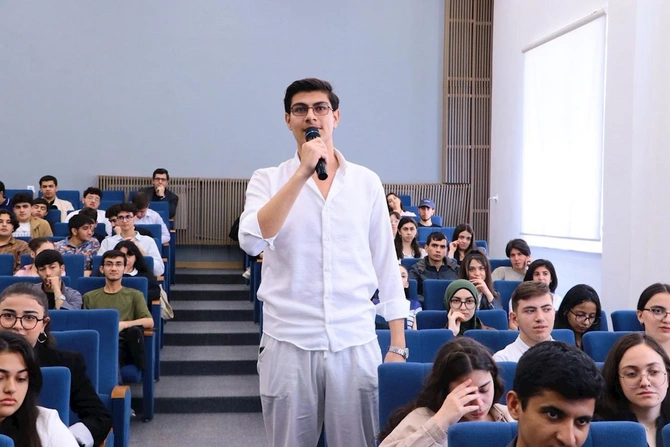Baş prokuror Qarabağ Universitetinin tələbələri ilə görüşdü — FOTOLAR