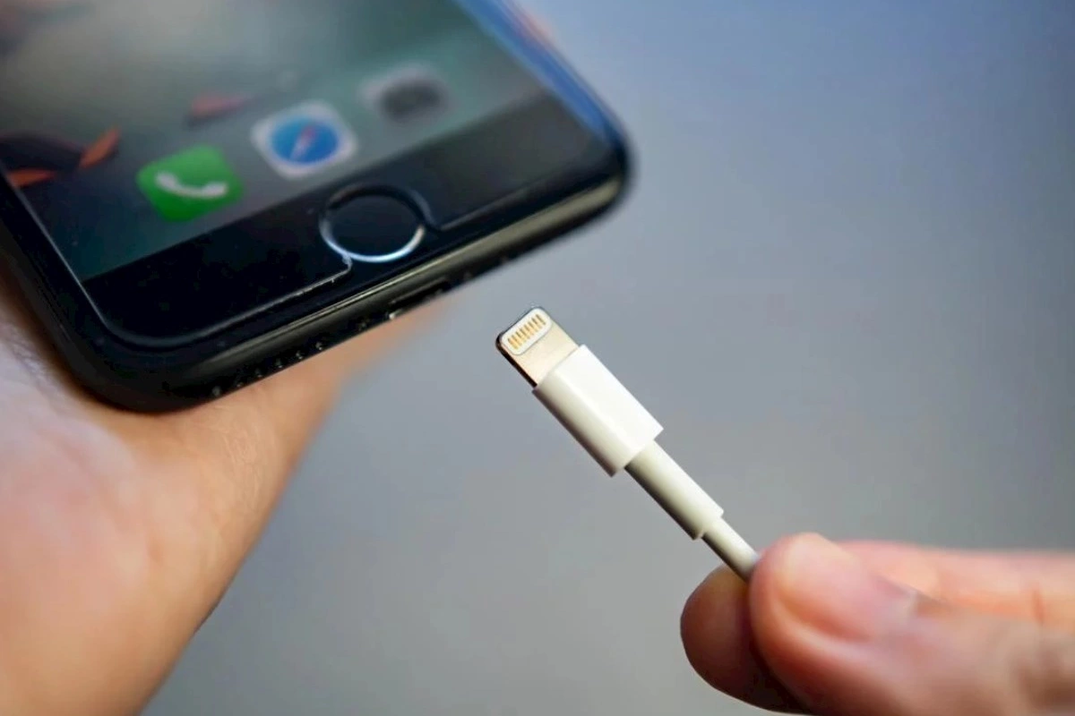 Batareyanın qatilləri: Smartfonu şarj edərkən heç vaxt etməməli olduğunuz 10 şey