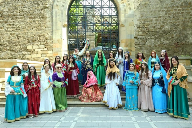 Milli geyimlərdə maraqlı yürüş — FOTOLAR