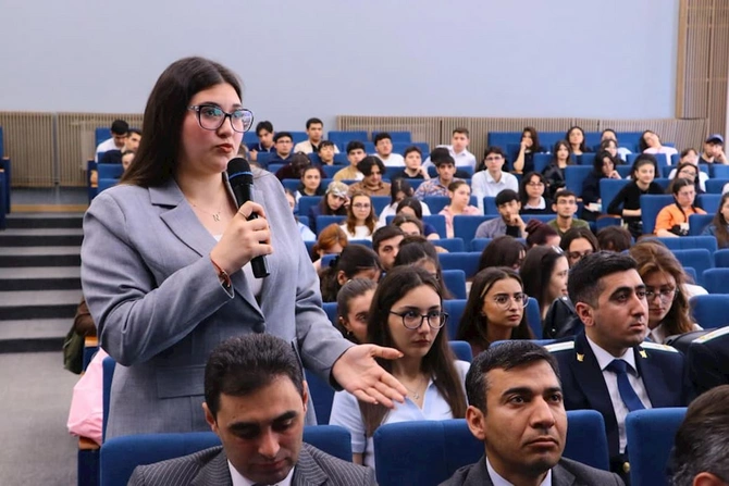 Baş prokuror Qarabağ Universitetinin tələbələri ilə görüşdü — FOTOLAR